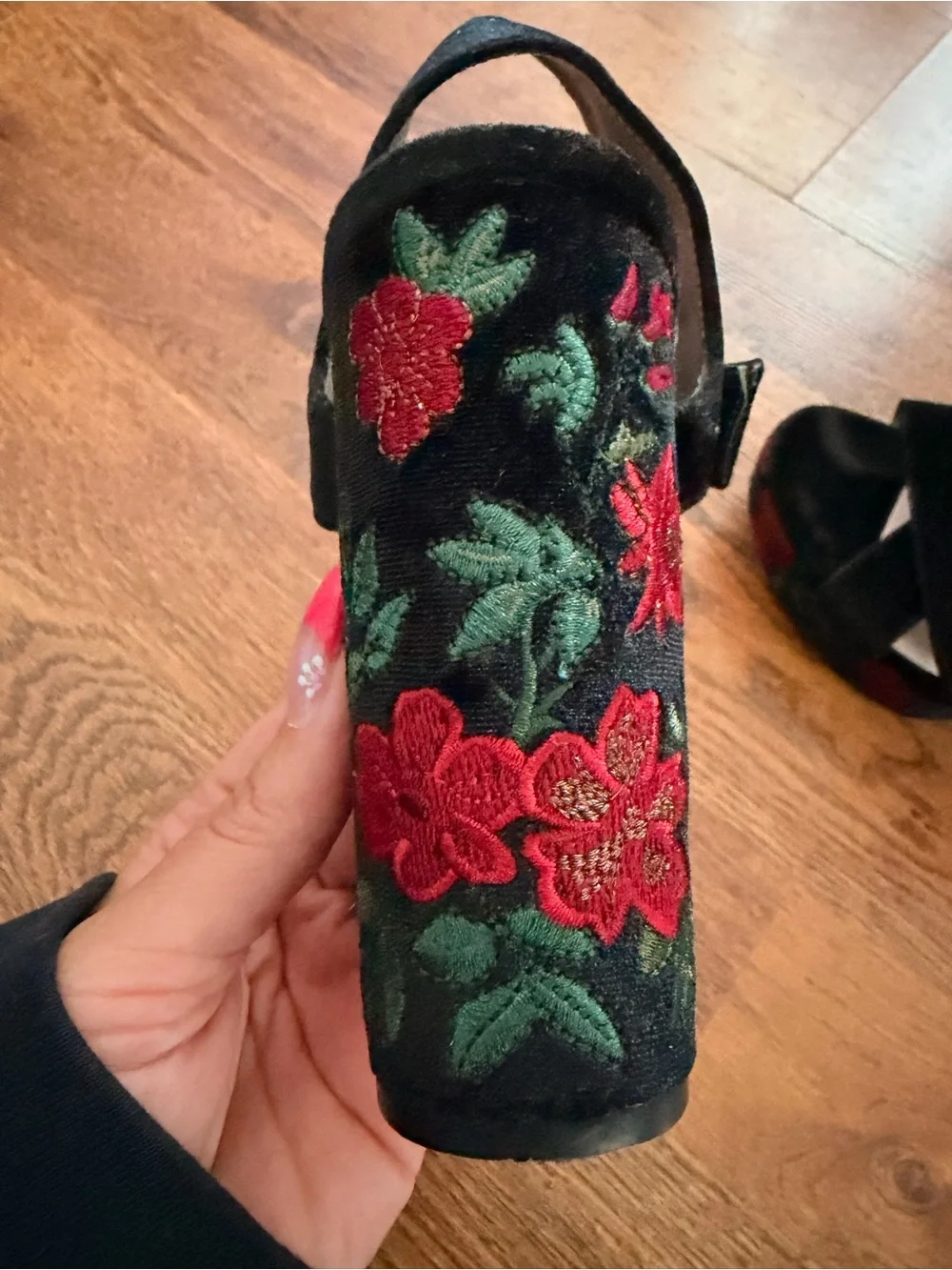libby. edelman Black Velvet Platform Sandals with Red Floral Embroidery size 9